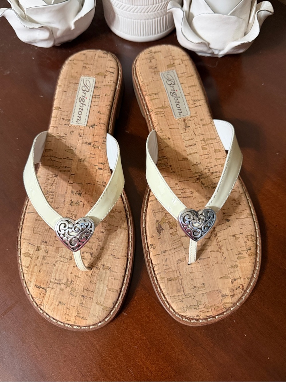Brighton Thong Sandals Size 9.5M Ivory Heart Accent